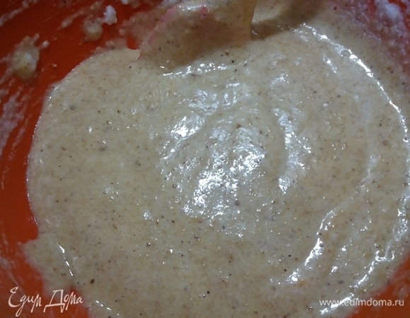 Добавить муку фундука и разрыхлитель к яичным желткам, перемешать, чтобы объединить. Добавить масло, затем яичные белки. Аккуратно перемешать. Выпекать при 170°C в течение 30–40 минут или до готовности.