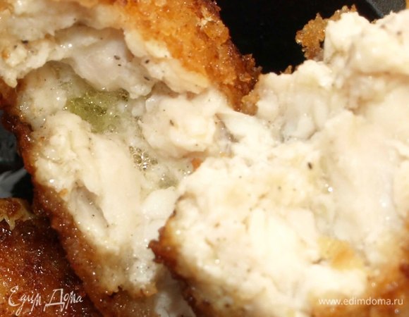 Горячие, с хрустящей корочкой, сочные и нежные внутри пожарские котлеты. Готовые котлеты сразу подавать к столу.