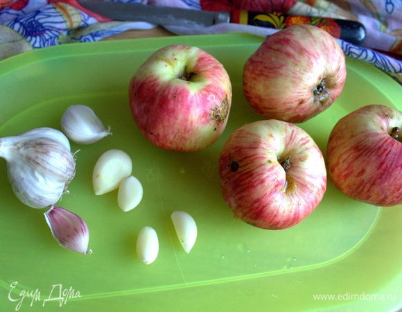 Вымыть яблоки, очистить, чеснок тоже.