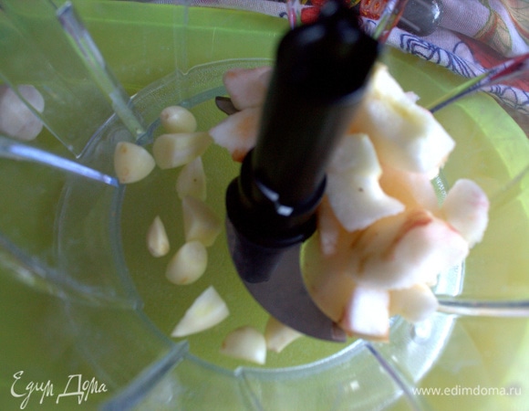 Поместить в измельчитель кусочками.