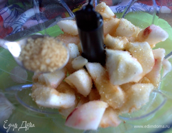 Добавить сахар, если сорт яблок не очень сладкий.