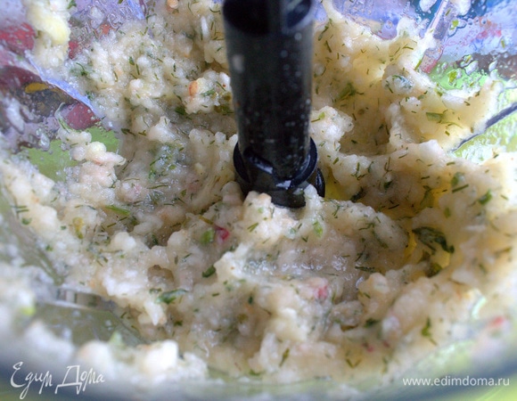 Посолить. Измельчить. Если любите пастообразные соусы, можно пюрировать при помощи блендера.