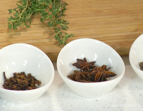 В заварочный чайник добавить черный чай, тимьян и специи.