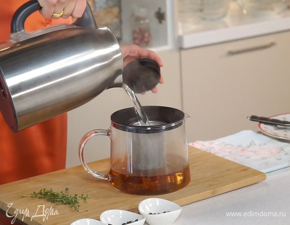 Залить кипяток, оставить завариваться на 5 минут.