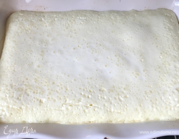 Спустя 10 минут выключить духовку, дверцу приоткрыть и дать запеканке полностью остыть в духовке.