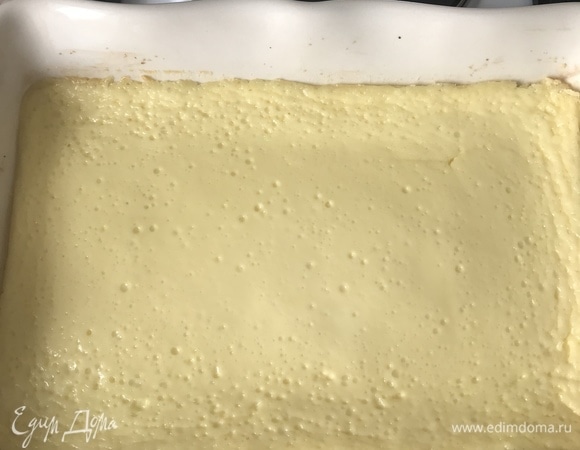 На фото уже полностью остывшая запеканка. Верхний слой очень хорошо схватился, запеканку легко можно нарезать.