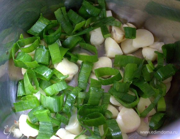 Крупно нарезать чеснок и лук колечками.