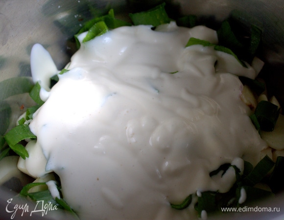 Влить майонез.