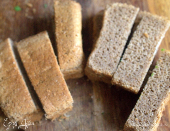 Для гренок лучше брать хлеб «кирпичик». Каждый кусок нарезать на 3 полоски.