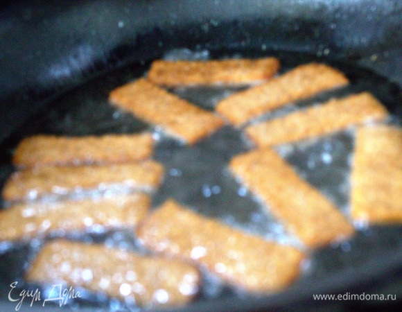 Раскалить масло и окунуть хлеб. Жарить 1 минуту, перевернуть.