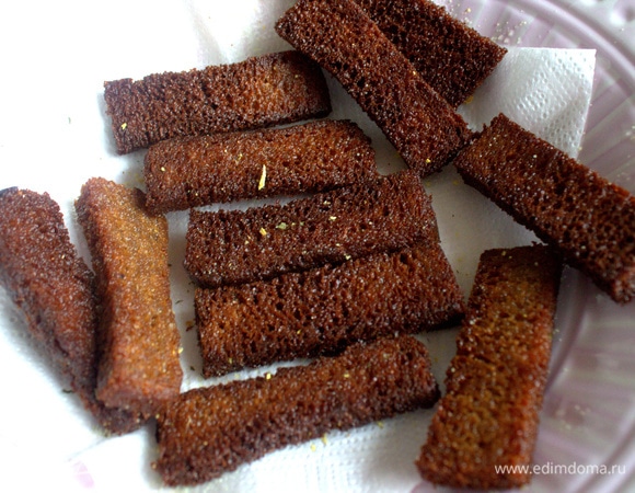 Снова жарить минуту и вынуть на салфетку гренки. Посыпать солью или любой приправой по вкусу.