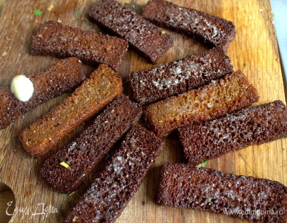 Натереть слегка чесноком, пока теплые.