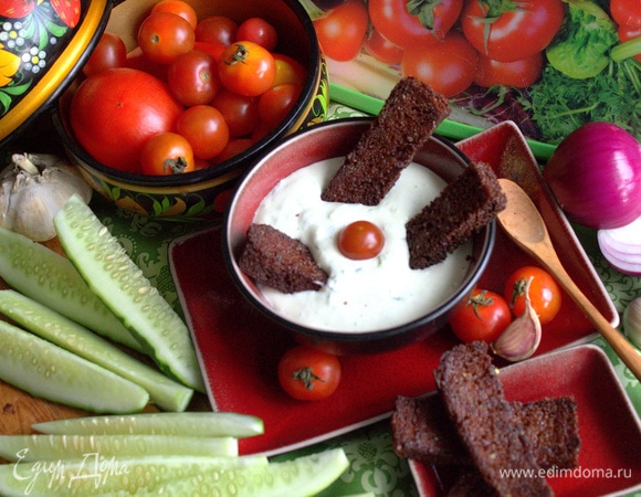 Макать можно и нарезанный длинными дольками свежий огурец.