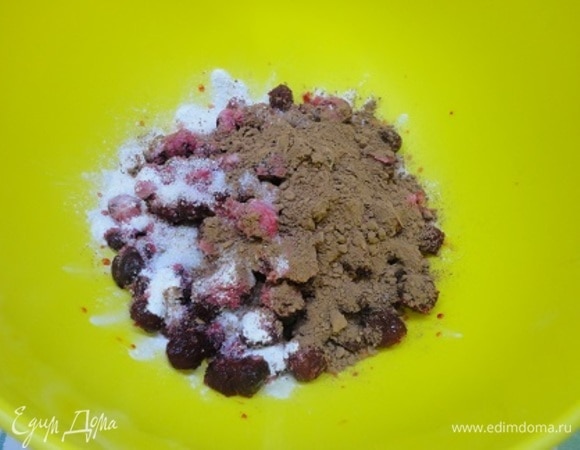 Вишню заранее разморозить, слить сок. Смешать с сахаром, ванильным сахаром, какао и крахмалом. Перемешать. Включить духовку для разогрева до 200°C.