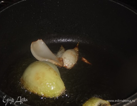 Рис замочить в теплой сильно соленой воде на 1,5 часа. Раскалить масло в кастрюле или казане с широким дном. Кусок лука карамелизировать в кипящем масле. Удалить лук из посуды.