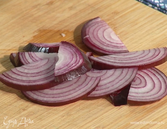 Лук нарезать полукольцами, обжарить.