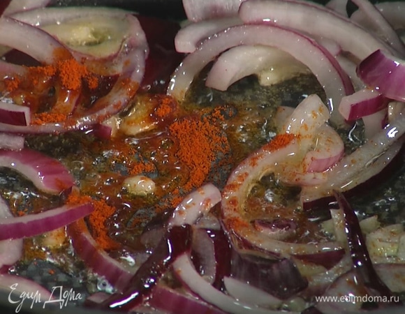 Чеснок измельчить, добавить к луку. Всыпать острую паприку. Перемешать.