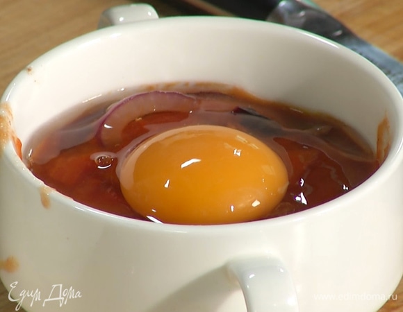 Овощную смесь разложить по формам, в каждую форму разбить по одному яйцу.