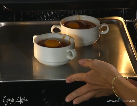 Формы поставить в духовку, предварительно разогретую до 210°С, на 2–3 минуты.