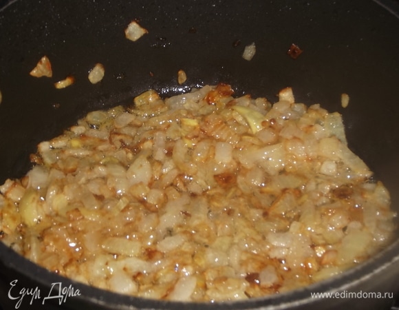 Выложить нарезанный лук и обжарить до золотистого цвета.