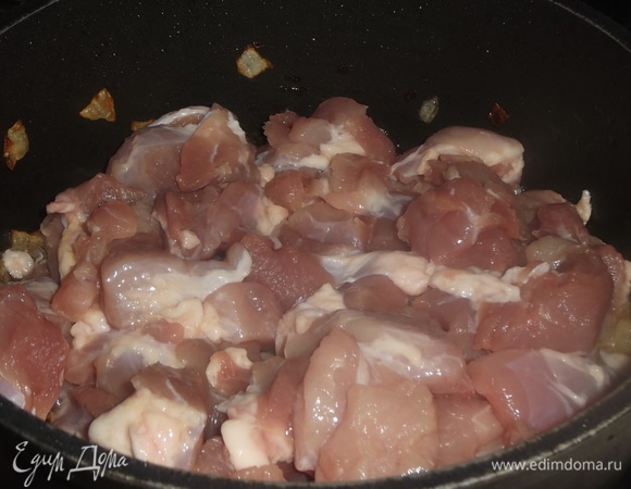 Добавить нарезанное мясо.