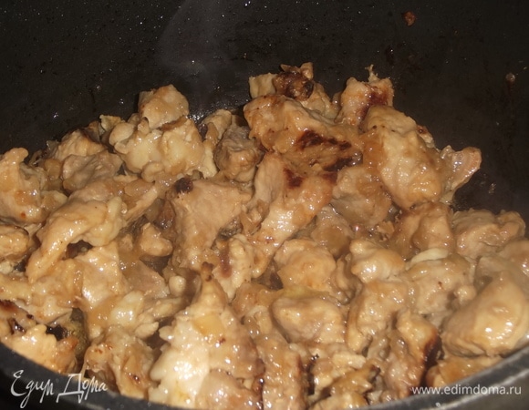 Обжаривать до полного исчезновения мясного сока.