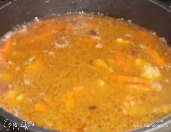 Залить кипятком так, чтобы вода покрыла содержимое посуды.