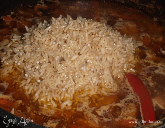 Выложить замоченный и хорошо промытый рис. Разровнять по поверхности.