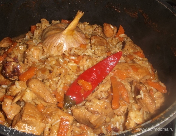 Готовить, не накрывая крышкой, на умеренном огне до полного испарения жидкости. Собрать рис горкой к центру кастрюли.