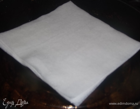 Накрыть сверху тарелкой. На тарелку положить бумажную салфетку, чтобы она впитывала в себя конденсат и влага не попадала в рис. Так он будет рассыпчатый и не будет слипаться. Накрыть сверху крышкой.