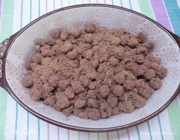 Выложить шоколадную вишню в форму для запекания. Можно и в порционные формочки.