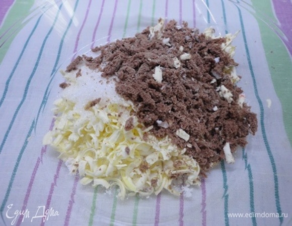 Масло соединить с мукой и сюда же натереть шоколадные пряники. Все перемешать и высыпать поверх «шоколадной вишни».