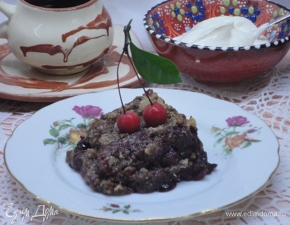 Запекать 20–25 минут. Перед подачей остудить. Можно подавать со сметаной. Вот такой вишнево-шоколадный десерт получился.