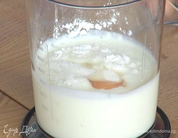 В кефир добавить разрыхлитель, яйцо и сахар. Все взбить блендером.<br />
 