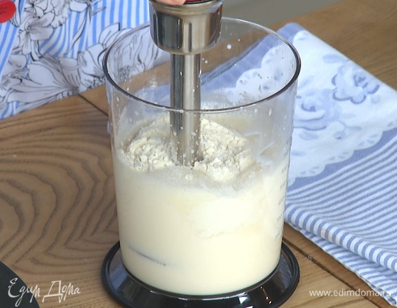 В смесь ввести муку.