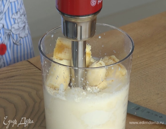 Бананы очистить, разделить на 4 части, добавить в миску. Взбить.