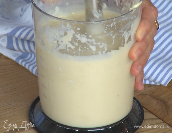 В тесто добавить масло, взбить до однородного состояния.