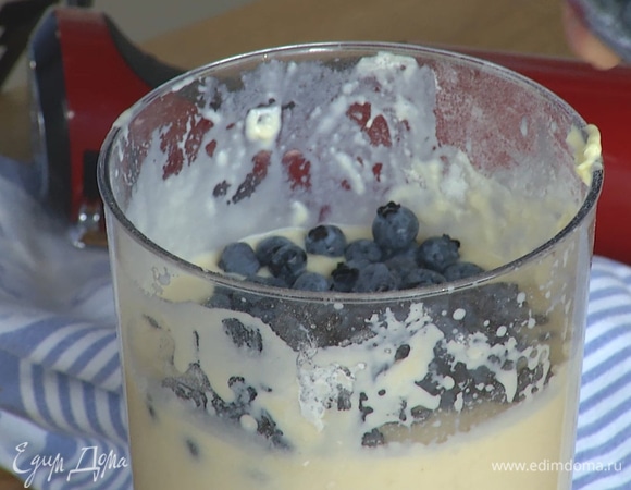 Добавить ягоды, перемешать.