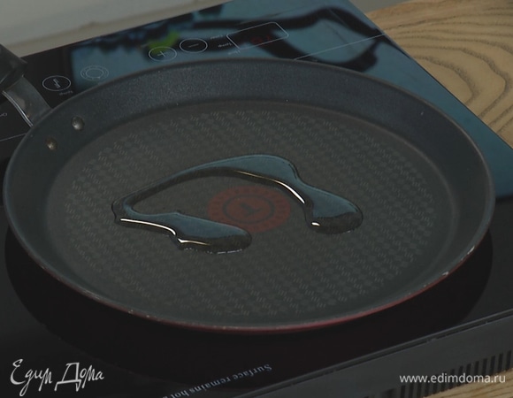 Разогреть сковороду с маслом.