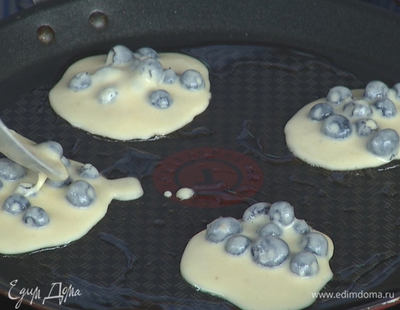 Выложить тесто на сковороду, обжаривать мини-блинчики с каждой стороны по 2–3 минуты.