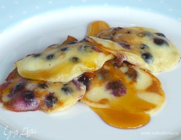 Подавать с сиропом, сверху украсить свежими ягодами.