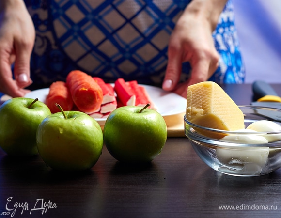 Заранее отварите и остудите морковь.