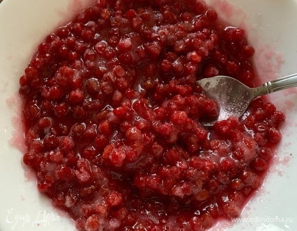 Рецепт протертой калины очень прост: ягоды промыть, просушить. Засыпать сахаром, оставить на 24 часа в холодильнике.