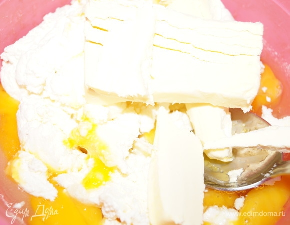 Яйца, сахар, творог 9%, сливочное масло разотрите до однородной массы.