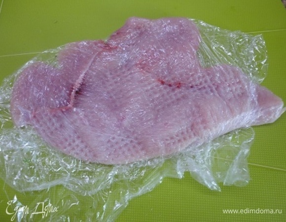 Каждый из четырех шницелей отбить, посолить, поперчить.