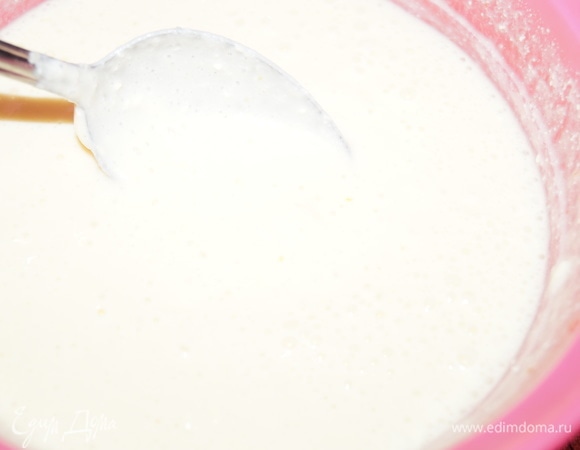 Влейте воду в творожную массу, просейте туда пшеничную муку в/с. Замесите тесто без комочков средней густоты как на оладьи.