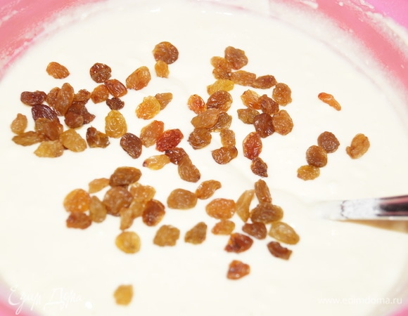 Добавьте в тесто изюм, перемешайте, накройте миску крышкой и оставьте отдохнуть минут на 20.