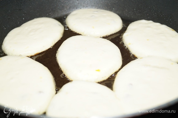 Разогрейте сковороду с растительным маслом и столовой ложкой выложите тесто в кипящее масло. Чем больше масла, тем румяней оладьи. Масло должно скрывать дно сковороды.