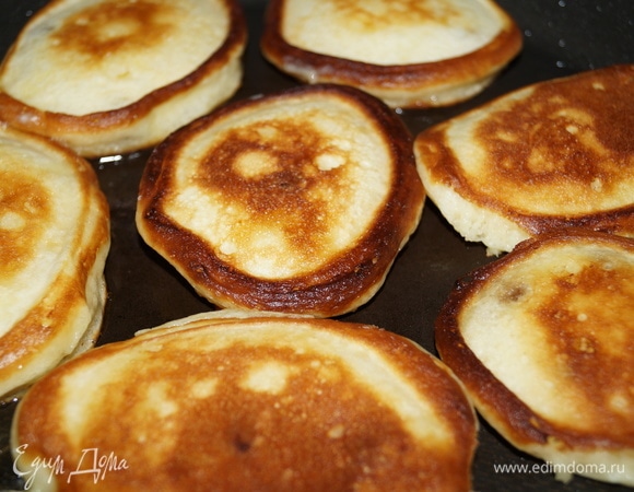 Обжаривайте оладьи с двух сторон до румяной корочки на среднем огне. Чтобы легче было их переворачивать, выложили тесто на сковородку, накройте сразу крышкой.