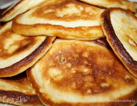 Готовые оладьи равномерно выкладывайте на блюдо или тарелку. Получается 21 штука (3 сковородки по 7 штук). С повидлом к чаю — супер!